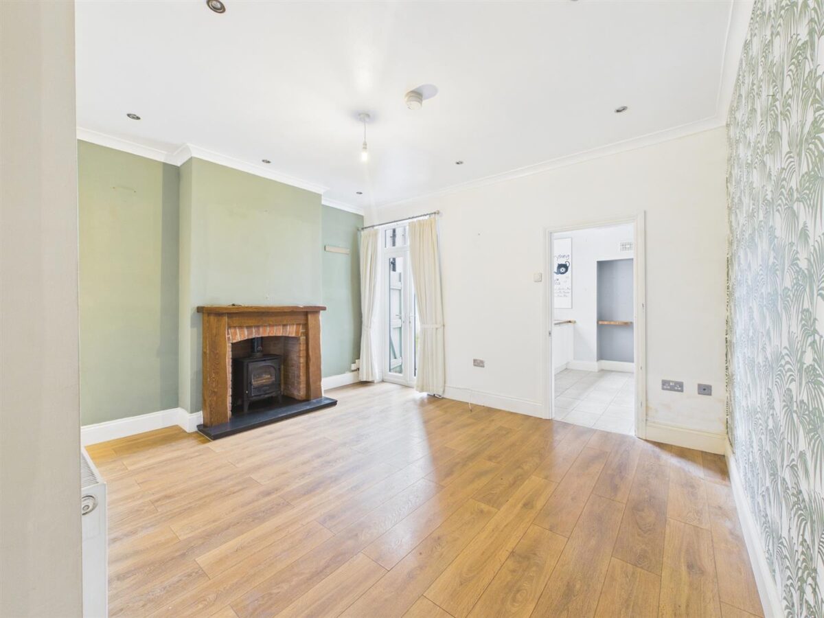 Crescent Road, Hugglescote, LE67 2BB